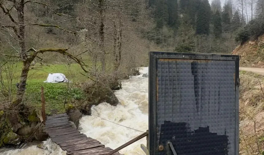 Rize’de Kilitli Asma Köprü Sosyal Medyada Gündem Oldu