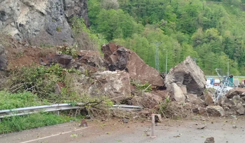 Arhavi-Hopa Yolunda Heyelan Ulaşımı Durdurdu