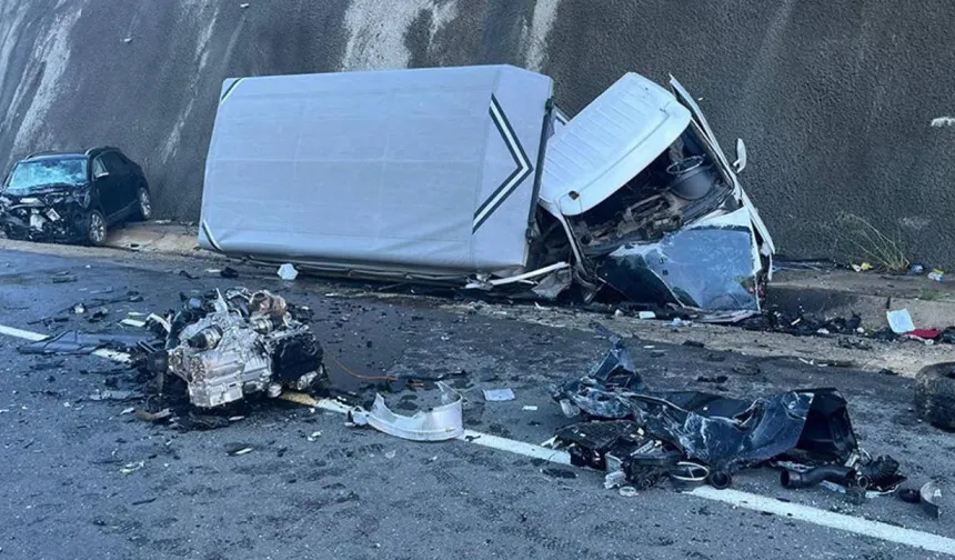 Giresun'da Kamyonet İle Otomobil Çarpıştı: 6 Yaralı
