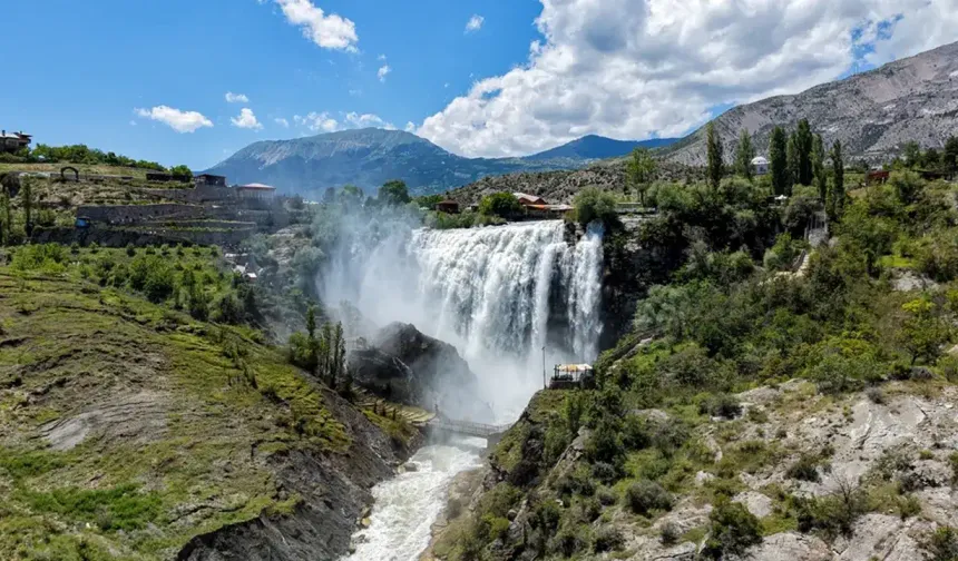 UNESCO Adayı Tortum Şelalesi Ziyaretçi Akınına Uğradı