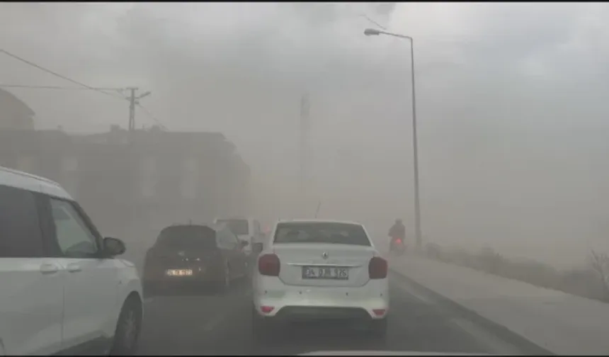 İstanbul’da Fırtına Hayatı Olumsuz Etkiledi