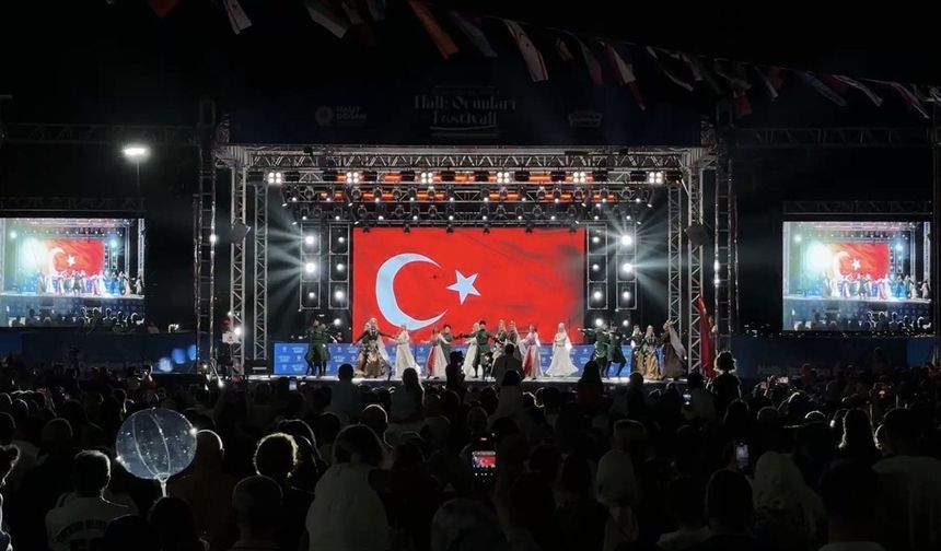 Samsun'da Halk Oyunları Şöleni Sürüyor