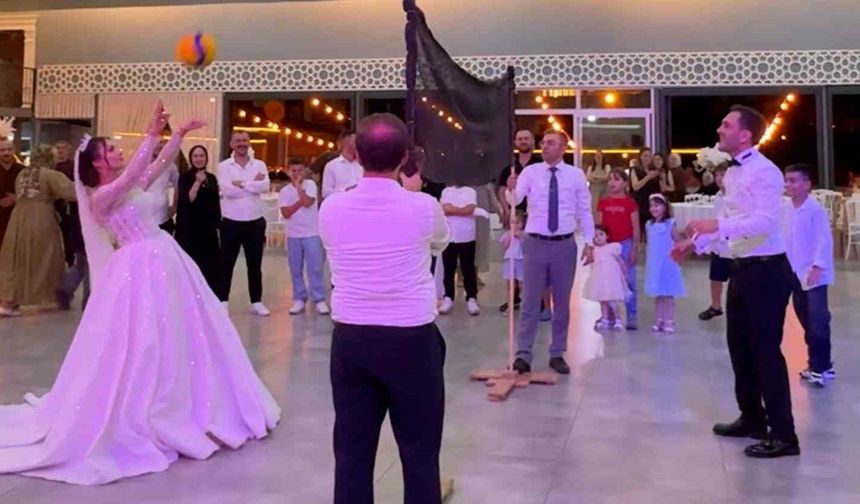 Voleybolla Tanışan Çift Düğünde Maç Yaptı