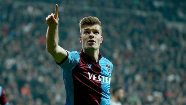 ALEXANDER SÖRLOTH

Gelecek sezon transfer olup olmayacağı henüz belli olmayan Sörloth'a Trabzonspor talip olmuştu. Başkan Ağaoğlu sık sık Norveçli yıldız ile görüşüyor. Trabzonspor beklemeye geçti.