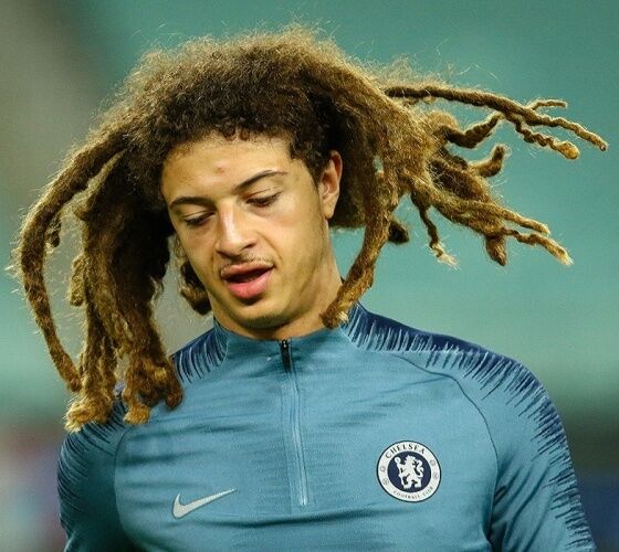 Newton'ın hem futbolculuk hem de antrenörlük yaptığı Chelsea'nin oyuncusu olan 19 yaşındaki stoper şu sıralar Maviler ile idmana çıkıyor. Ampadu'nun ilk hedefi kendini takımın teknik direktörü Frank Lampard'a beğendirmek. Ancak oyuncunun Ada'da tutunması kolay görünmüyor.