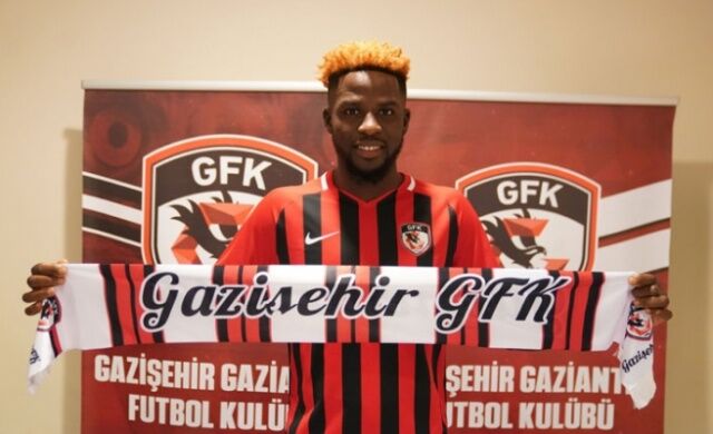 PAPY DJİLOBODJİ KİMDİR?
Gaziantep ekibine Fransa’nın Guingamp takımından transfer olan Papy Djilobodji’ 1 Aralık 1988 yılında Senegal'ın Kaolack şehrinde doğdu. 2010 yılında Fransa'nın köklü takımlarından Nantes'a transfer olan Papy, 2015 yılında ise 3.5 Milyon Euro karşılığında Avrupa'nın dev kulüplerinden Chelsea'ye transfer olarak dikkat çekti. Sonrasında Werder Bremen'e kiralanan yıldız futbolcu 2016-2017 yılı sonunda 7.5 Milyon Euro’luk bedelle Sunderland'e transfer oldu. 

Son olarak Fransa'nın Guingamp takımında forma giyen Papy, kariyerinde 262 resmi müsabakaya çıkıp 13 kez de gol sevinci yaşadı. Tecrübeli futbolcu 17 kez de Senegal Milli Takımında forma giymeyi başardı.