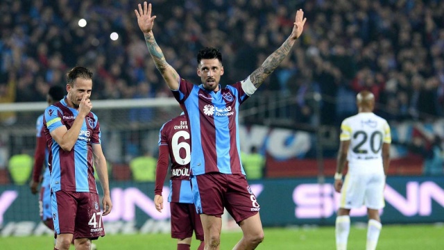 TAM BİR SAVAŞÇI

Jose Sosa, 34 yaşında rağmen sahada tam bir savaşçı. Tecrübeli oyuncu, Trabzonspor formasını sırtına geçirdiği anda sahada bir kusursuz bir makineye dönüşüyor. Başarılı isim ligin en fazla ikili mücadele kazanan ismi..

3 İSİM SIRADA BEKLİYOR

Karadeniz temsilcisinde sol bek Filip Novak, sağ bek Joao Pereira ve stoper Majid Hosseini ile de görüşmeler devam ediyor. 35 yaşındaki Pereira'ya 1 yıllık kontrat önerildi. 29'luk Novak ve 23'lük Hosseini'ye ise 3'er yıllık yeni kontrat sunulacak.