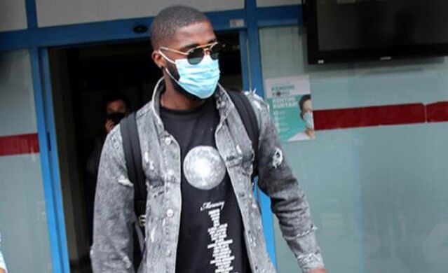 FUTBOL YÜZÜNDEN YENİLEBİLİR ENERJİ MÜHENDİSİ OLMAKTAN VAZGEÇTİ

Djaniny’nin doğduğu Yeşil Burun Adaları;  Atlantik Okyanusu'nda Senegal'in bin kilometre batısında bulunan takımadar. Bu eski Portekiz kolonisinde, Djaniny tüm çocukluğunu ve ergenliğini geçirdi. 18 yaşına geldiğinde Portekiz'in Azor Adaları'ndaki bir üniversitede yenilenebilir enerji mühendisliği okumak için burs kazandı. Daha önce ebeveynlerinden ve kardeşlerinden bu kadar uzak olmamıştı.