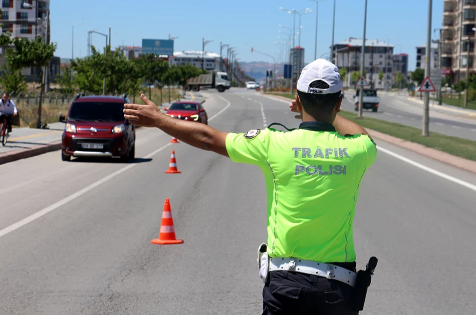 Trafik Cezasi Icin Arac Durduran Polis