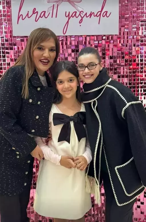 Afra Saracoglu Ndan Demet Akalin In Kizi Hira Ya 18337390 6644 M