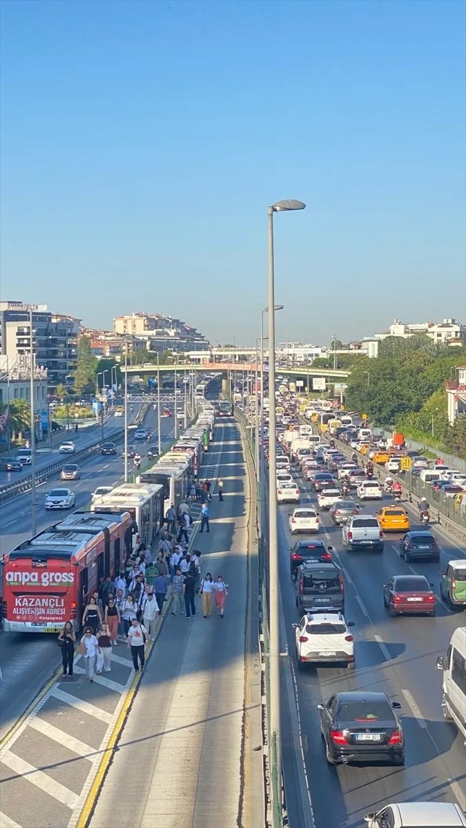 0X0 Istanbulda Metrobus Faciasi Arac Bir Anda Alev Topuna Dondu 1751904223327