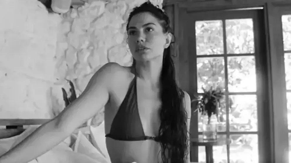 Demet Özdemir’in Siyah Beyaz Paylaşımı Sosyal Medyada Beğeni Rekoru Kırdı