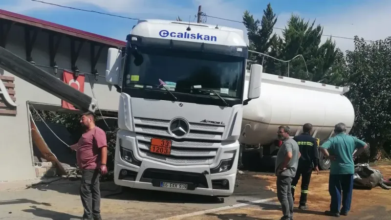 Trabzonda Tir Tanker Yoldan Cikti 1758155780