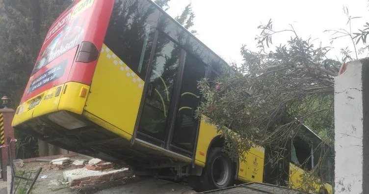 752X395 Istanbul Uskudarda Iett Otobusu Kaza Yapti Ekipler Olay Yerine Sevk Edildi 1760422923189