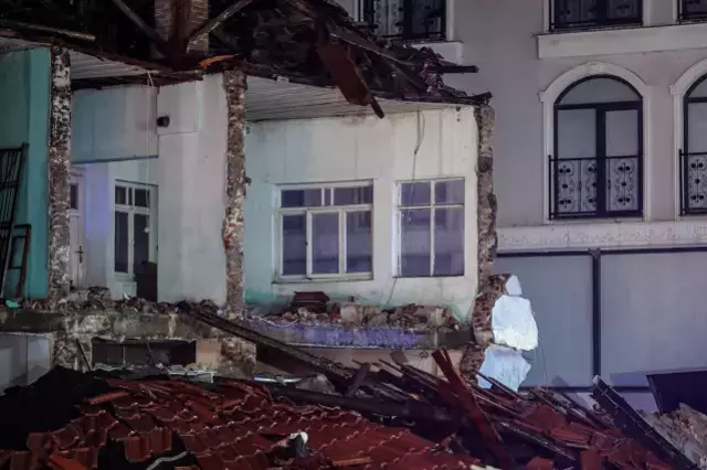 Balikesir Besik Gibi 6 1 Lik Deprem Sonrasi 100 19192900 9858 M