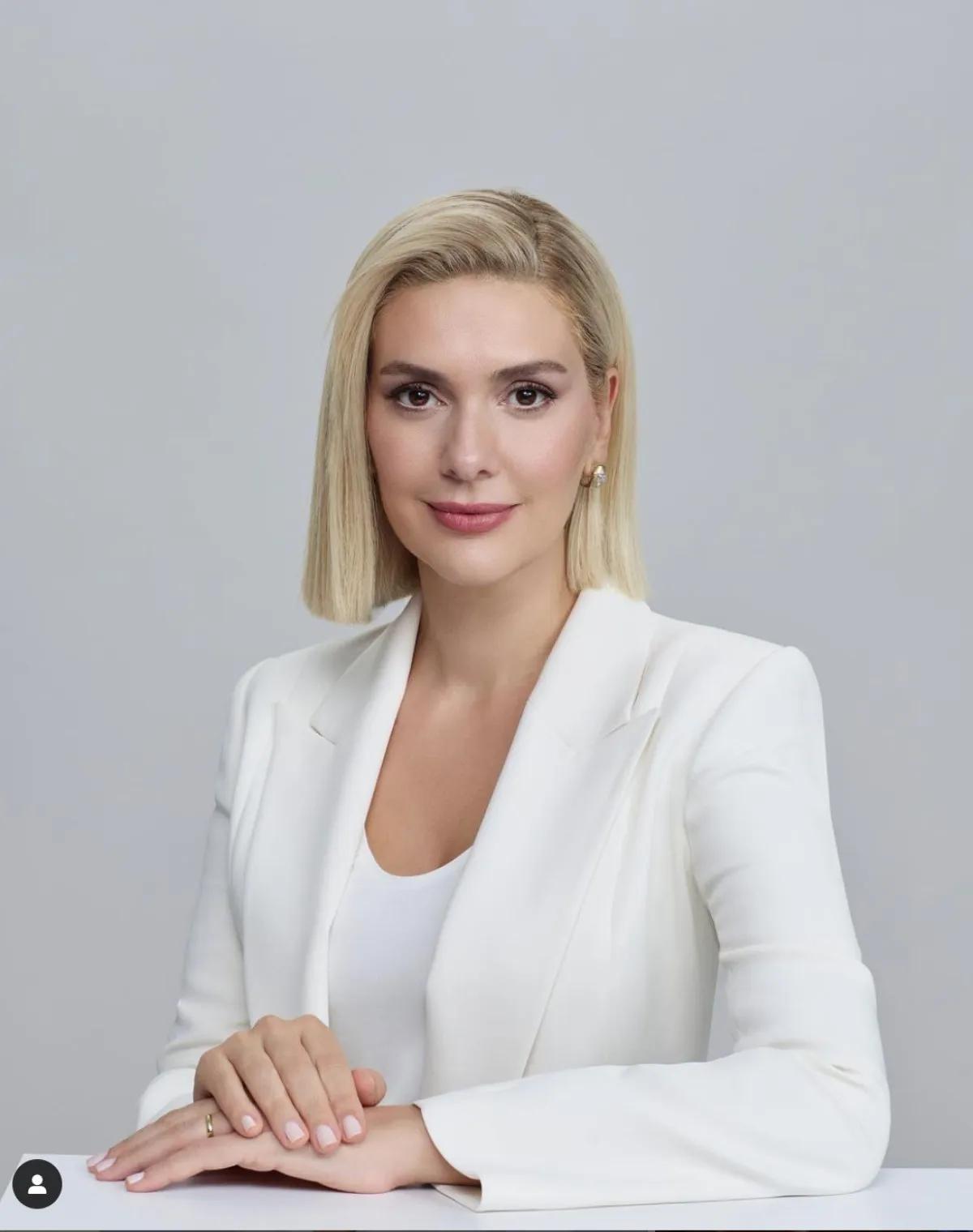 Berguzar Korel Sarisin Oldu 35799892