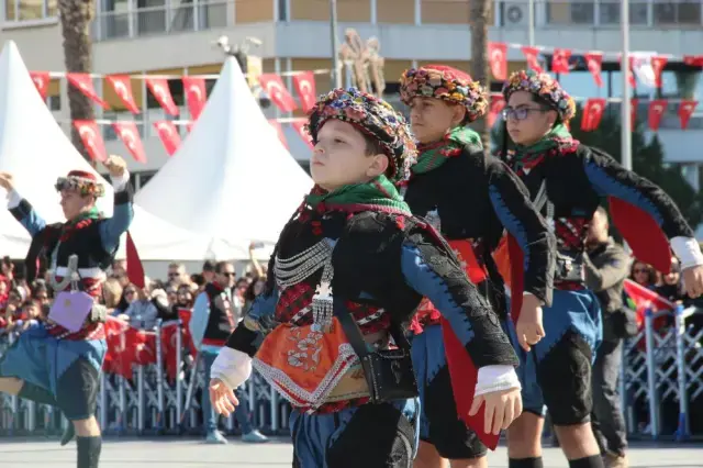 Cumhuriyet Coskusu Tum Yurtta Vatandaslar 19199211 3549 M