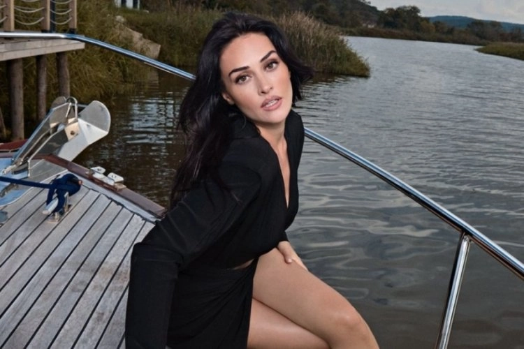 Esra Bilgic Guzelligiyle Takipcilerini Mest Etti 1731861543 121 Large