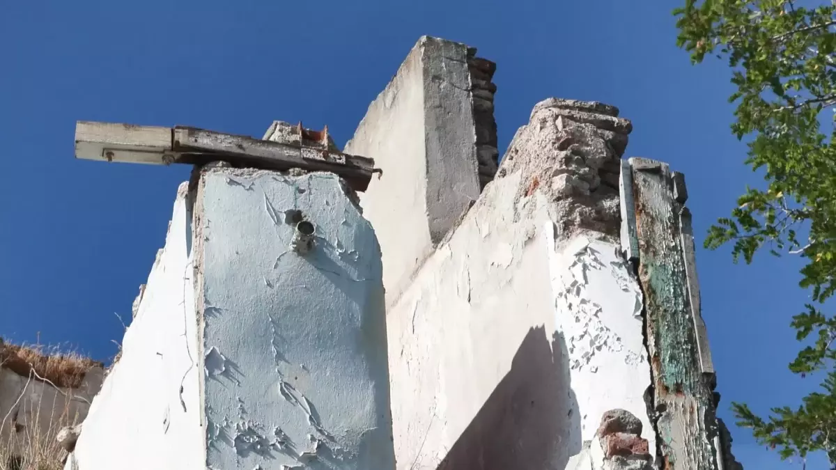 Fatih Te Surlarin Uzerindeki Kacak Yapi Tedir 9 19163697 Amp