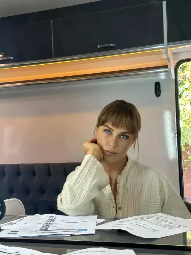 Hulya Avsar Dan Yeni Imaj Set Zamani Notuyla 19173858 6085 M