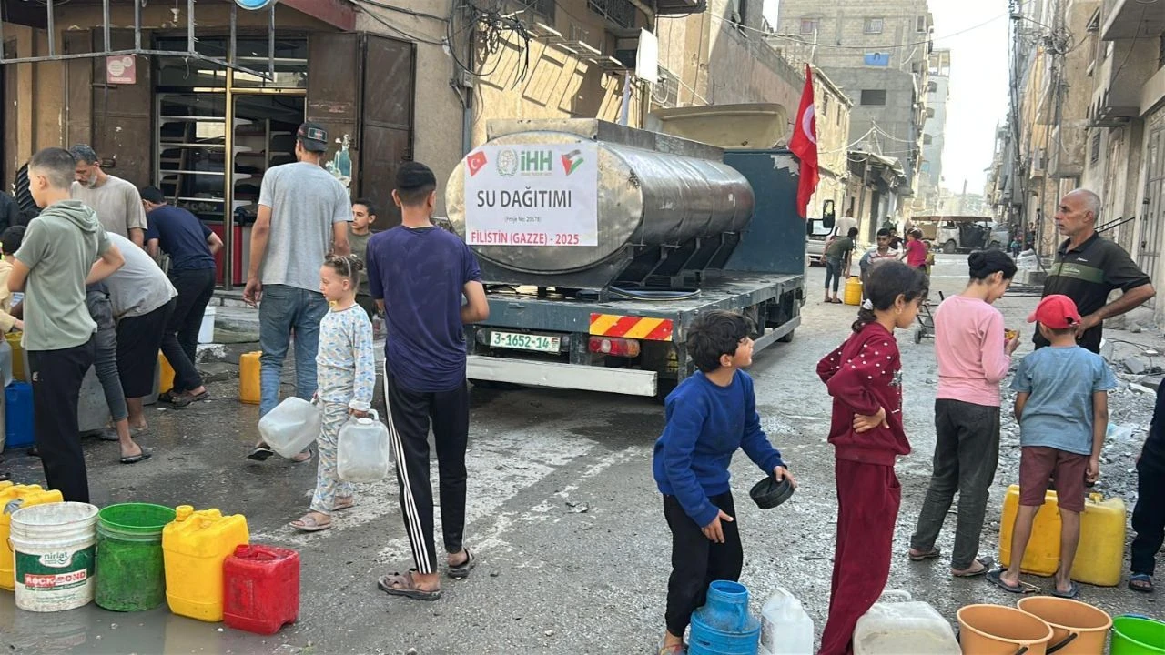 Ihh Gazzede Enkaz Temizligi Ve Su Dagitim Calismalarini Surduruyor