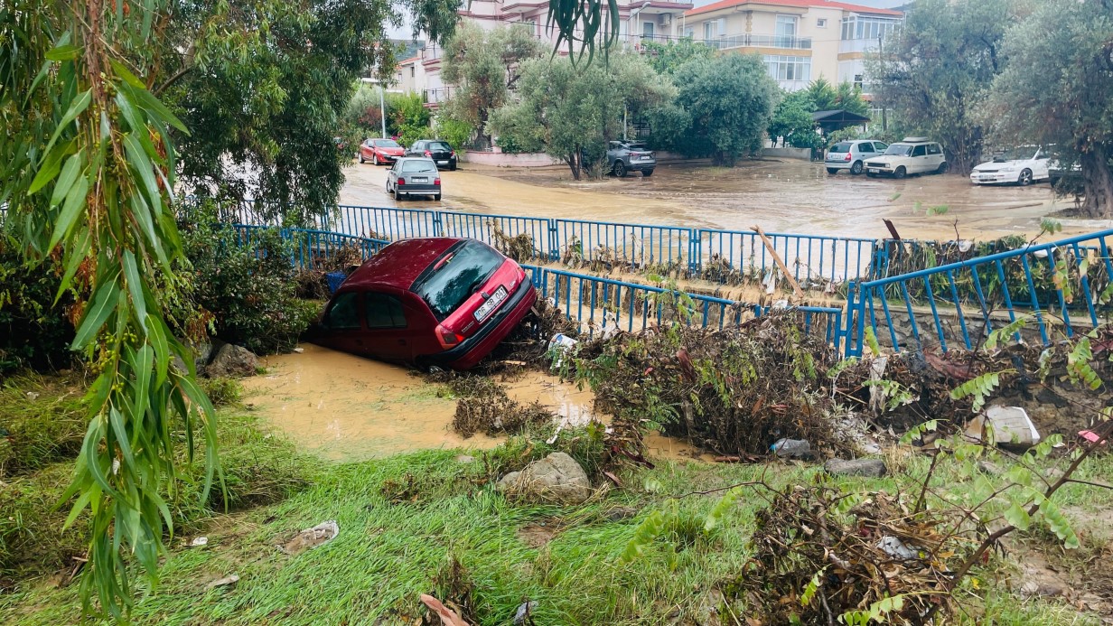 Izmir Focada Siddetli Yagis Sonrasi Sel Felaketi Bir Kisi Kayip Poster