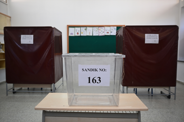 Komsu Sandik Basina Gidiyor Bir Aday Saatler 19162984 369 M