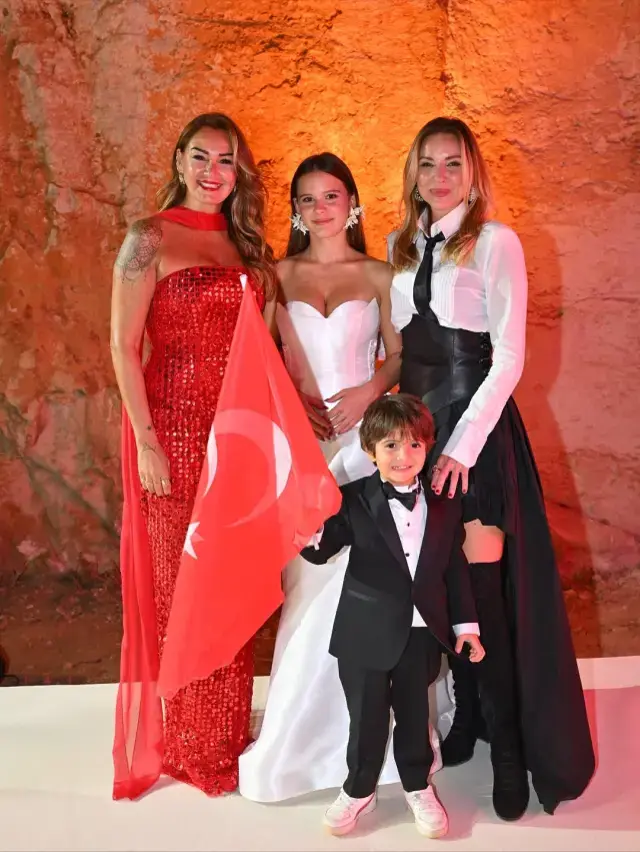 Pinar Altug Un Kizi Su Ilk Kez Podyuma Cikti 19200659 449 M