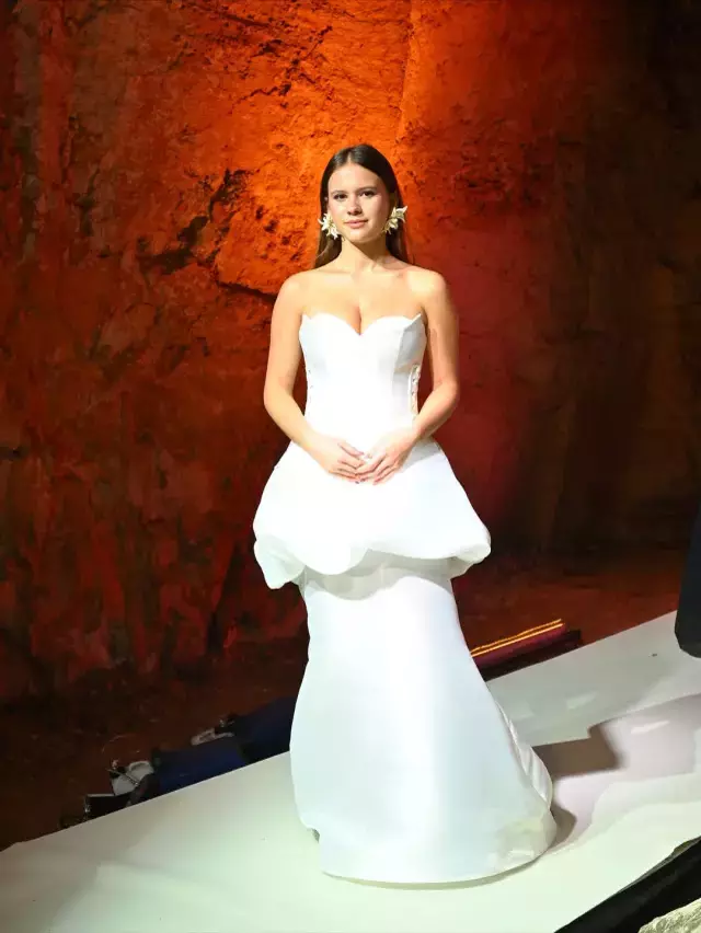 Pinar Altug Un Kizi Su Ilk Kez Podyuma Cikti 19200659 5330 M Kopya