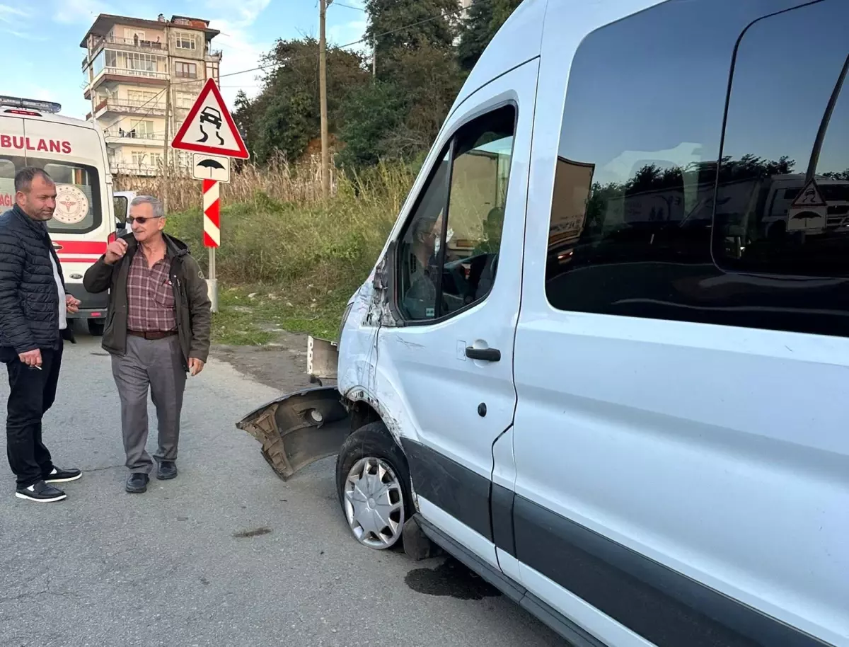 Rize De Okul Servisi Ile Kamyonet Carpisti 19171581 Amp