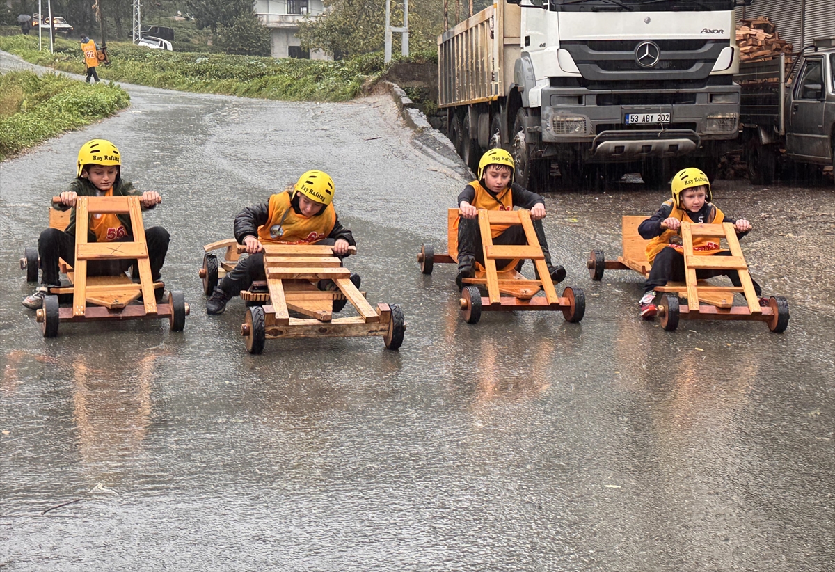 Rizede Tahta Arabalar Yagmura Ragmen Laz Rallide Yaristi Ef7311B