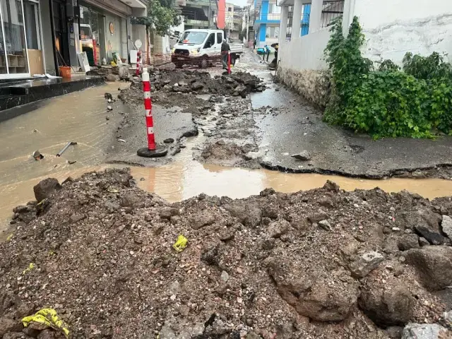 Selin Yikip Gectigi Foca Da Yasli Adam Kayip 19179502 9747 M