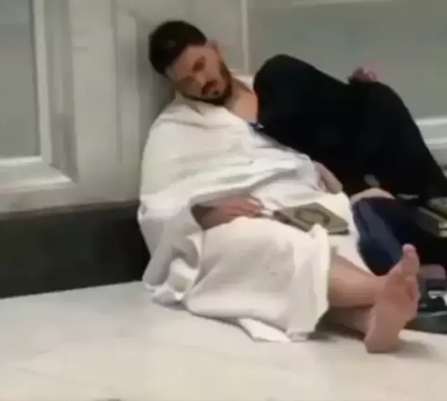 Tolgahan Sayisman Umre Ziyaretinde Yorgunluga 19184734 352 M