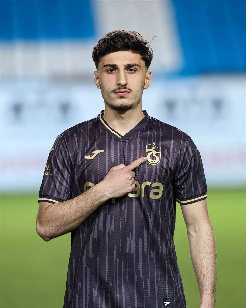 Trabzonsporda Yeni Transfer Cihan Canak Icin Imza Toreni Duzenledi 846348A