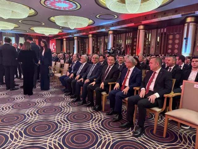 Tum Gozlerin Cevrildigi Yere Ikisi De Geldi 19199286 3857 M