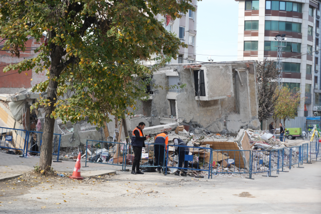 Yikilan Binada Hayatini Kaybeden Bilir Ailesiyle 19205561 8833 M