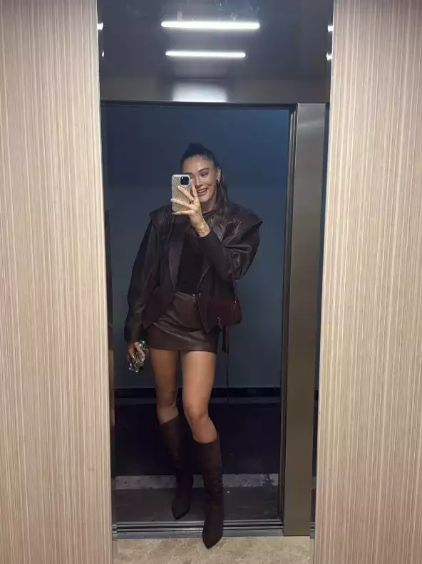 Zehra Gunes In Mini Etekli Asansor Pozu 19174860 5229 M