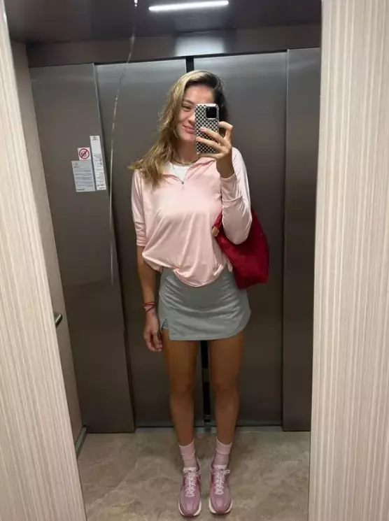 Zehra Gunes In Mini Etekli Asansor Pozu 19174860 8683 M