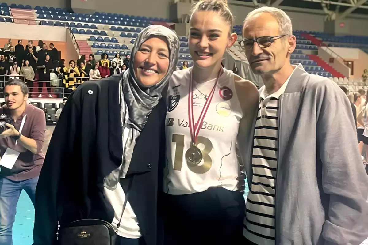 Zehra Gunes In Yillar Gecse De Unutamadigi 19152556 5849 Amp