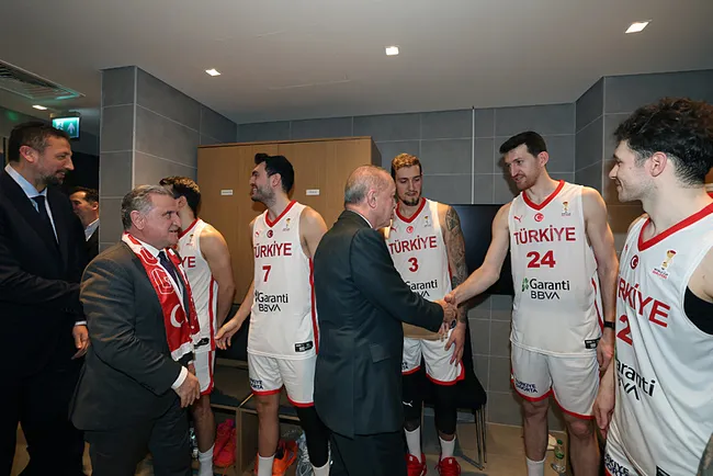 0X0 Baskan Erdogan A Milli Basketbol Takimini Yalniz Birakmadi Karsilasmayi Tribunden Takip Etti 1764277644317