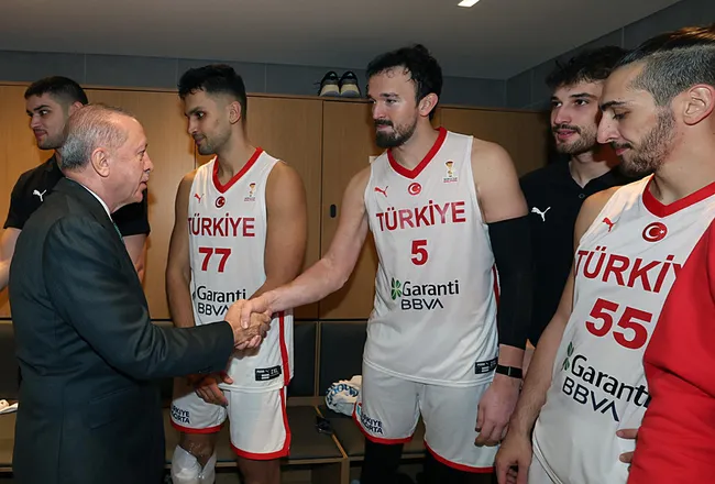 0X0 Baskan Erdogan A Milli Basketbol Takimini Yalniz Birakmadi Karsilasmayi Tribunden Takip Etti 1764277647244