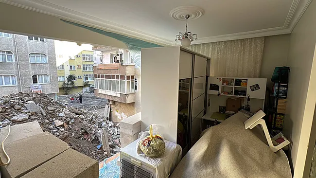 0X0 Ev Sahipleri Gozlerine Inanamadi 38 Yillik Apartmanda Duvar Yokmus 1764264291332