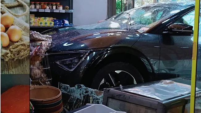 0X0 Fren Yerine Gaza Basti Dukkanin Camindan Iceri Girdi 1764446138988