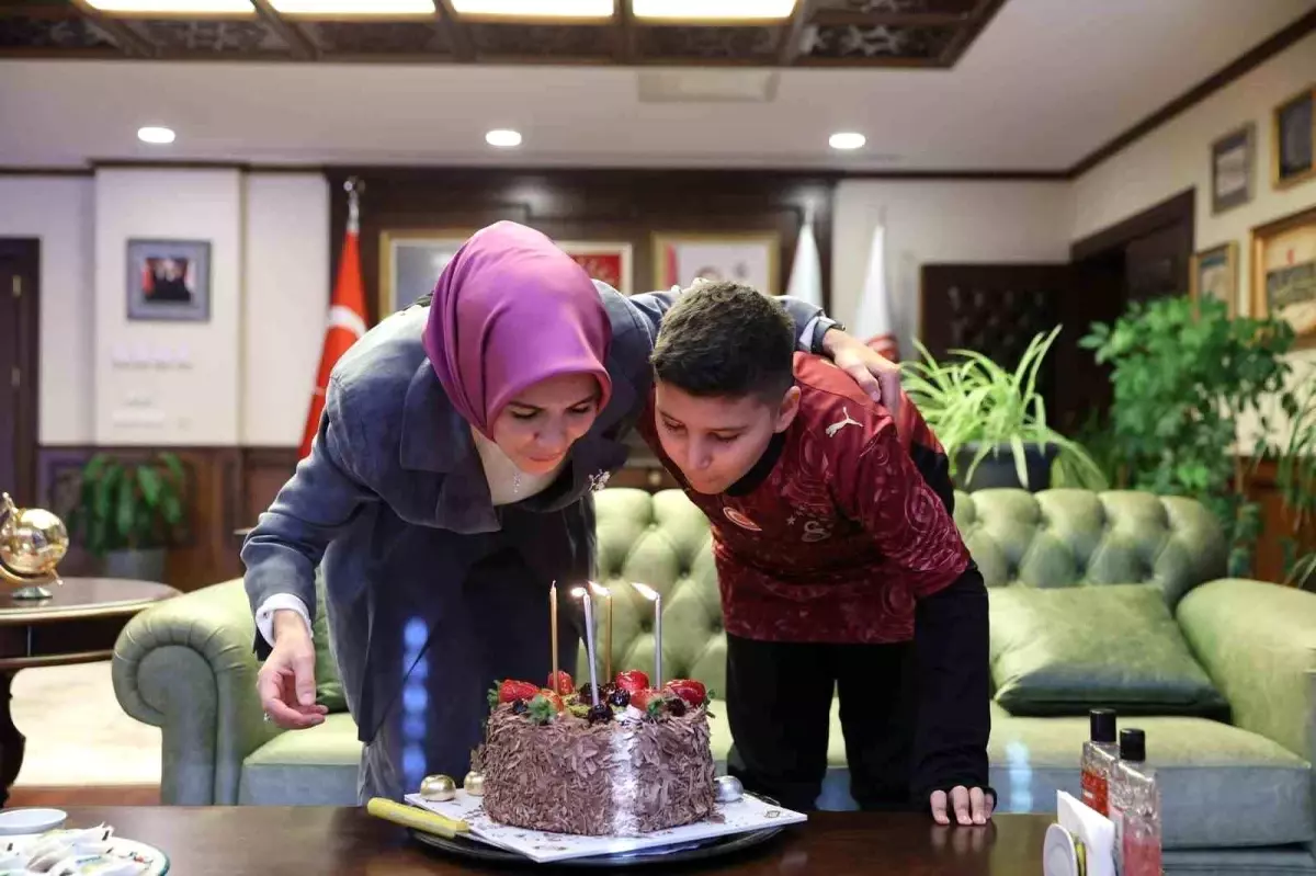 Bakan Goktas Sehidin Oglunun Dogum Gununu 19230406 Amp