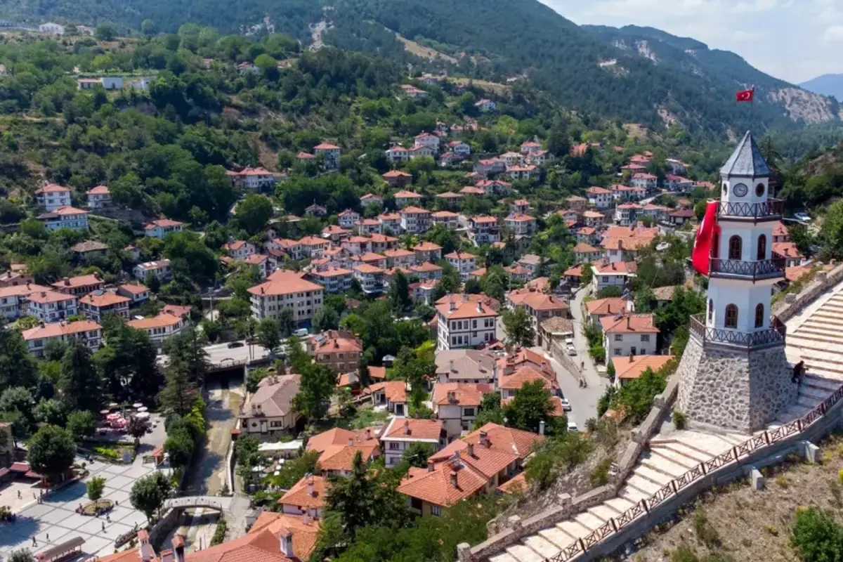 Bolu Belediyesi Onundeki Turk Bayraklari Yariya 19246406 4962 Amp