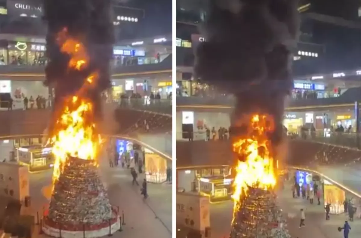 Cin Deki Avm De Noel Agaci Alev Aldi Buyuk Panik 19303405 9073 Amp