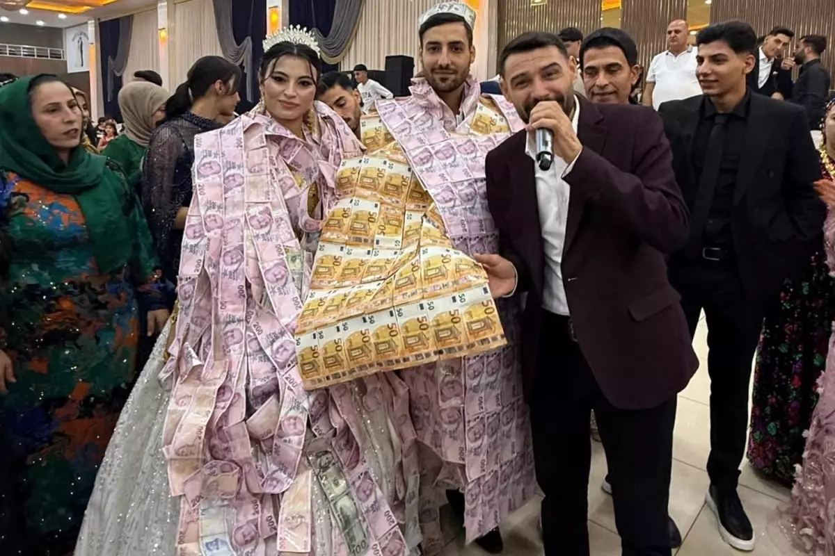 Dugunde Gelin Ve Damada Paradan Yelek Giydirip 19250752 756 Amp