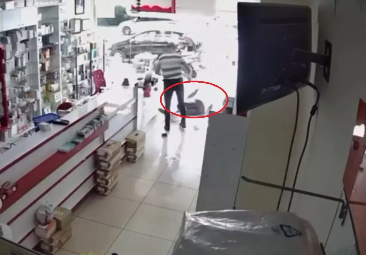 Eczaci Teknisyeni Oncesinde Kendisini Darbede 19218577 Amp