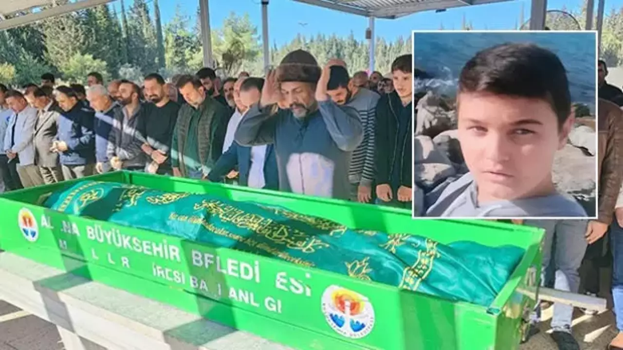 En Aci Gorev 12 Yasindaki Oglunun Cenaze Namazini Kildirdi 1763471288 8367