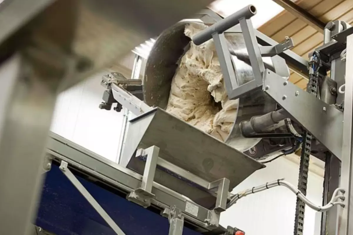 Esarbi Hamur Yogurma Makinesine Takilan Kadin 19250272 3240 Amp